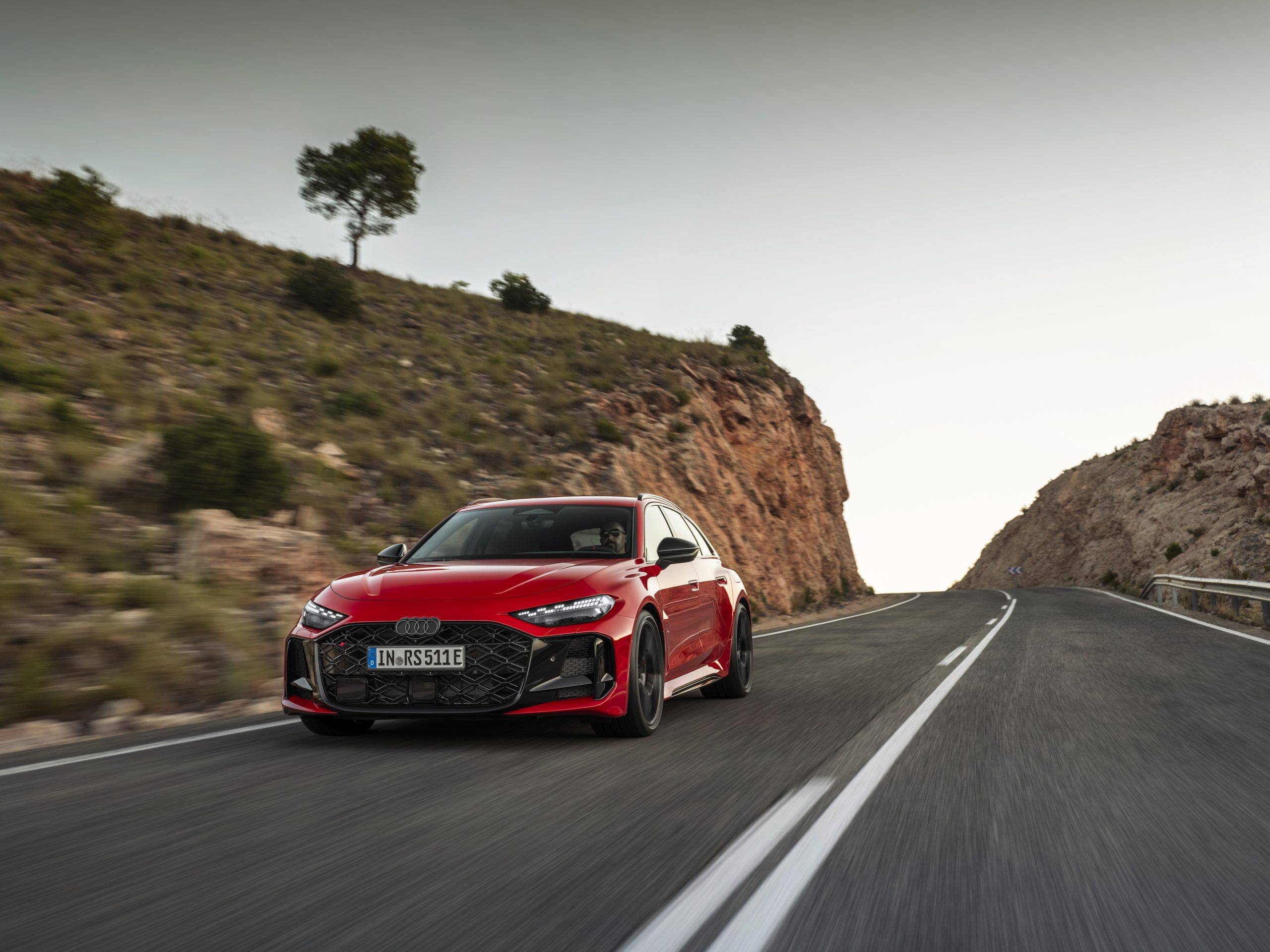 Audi v RS5 ohranja šestvaljnik